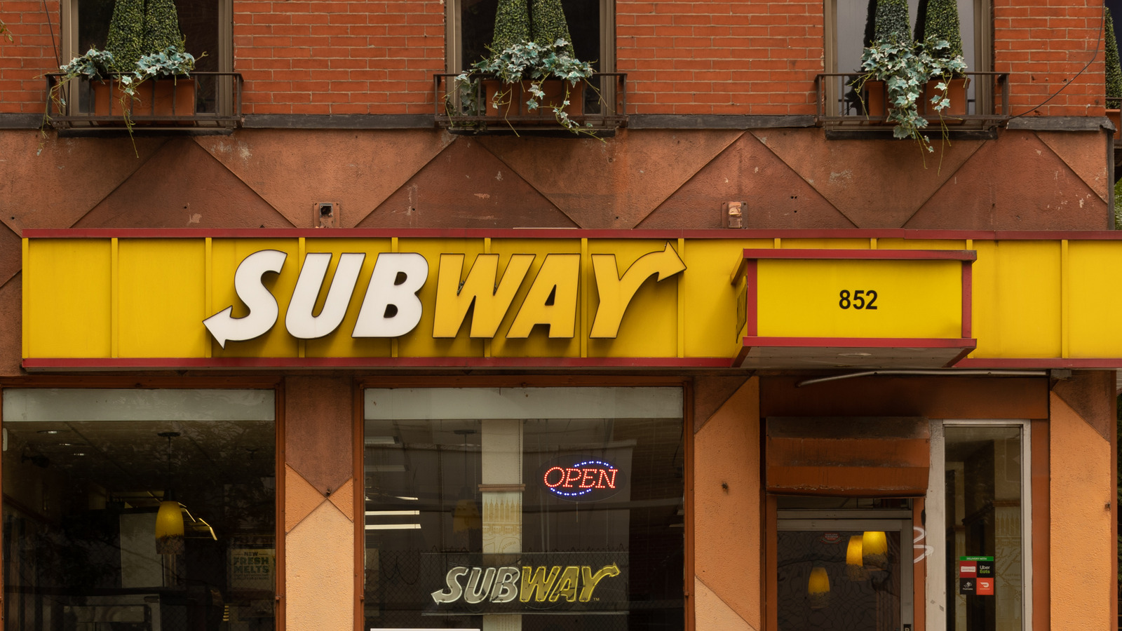 The Weird Reason Subway Employees Only Give You 6 Olives