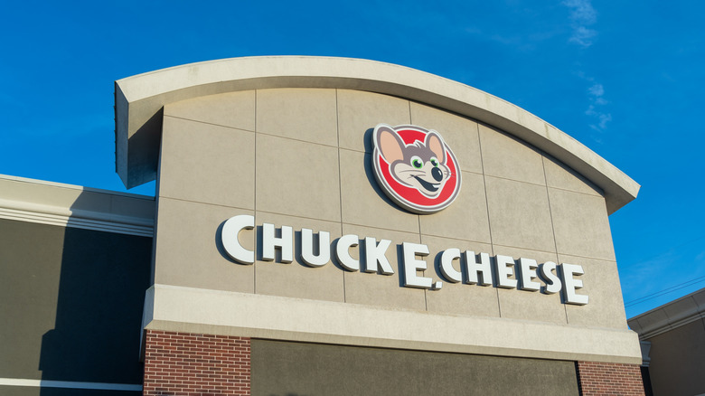 Chuck E. Cheese exterior