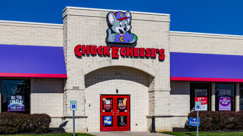 Chuck E. Cheese exterior