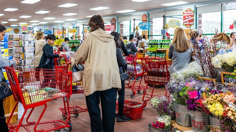 crowded trader joes checkout lines