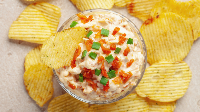 Creamy dip with peppers and potato chips