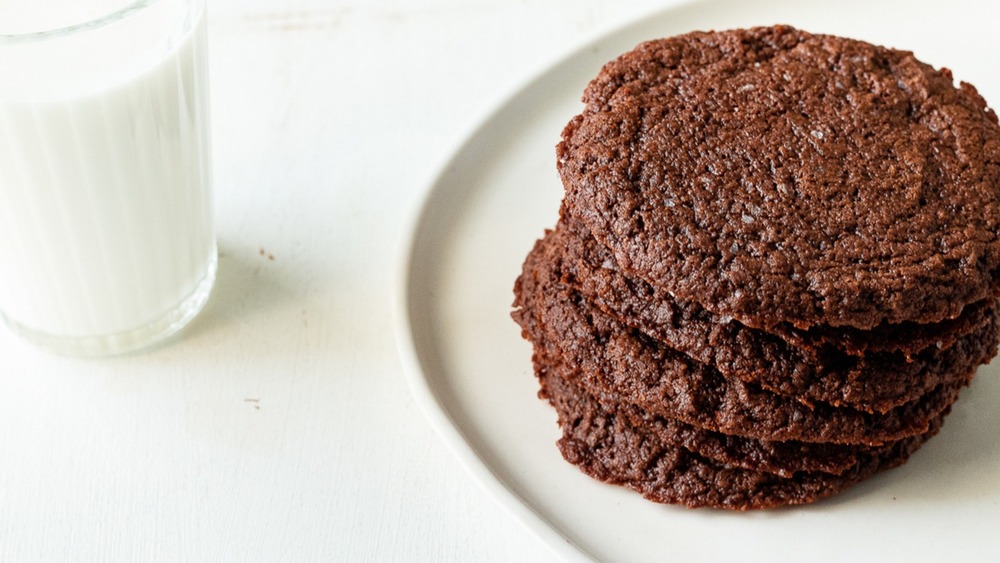 3-ingredient Nutella cookies placed on plate