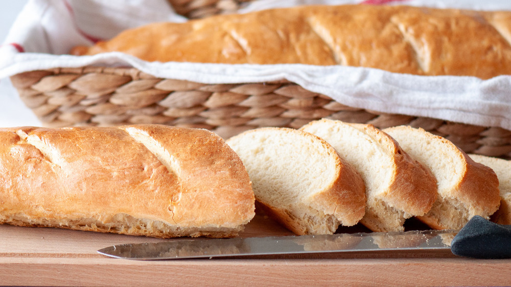 baguette and baguette slices