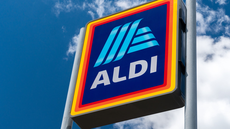 An Aldi sign against a blue sky