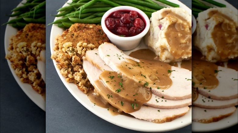 DiscoverNet | These Are The Restaurant Chains Serving Thanksgiving ...