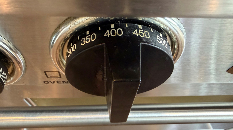 Oven temperature knob turned to 425 F