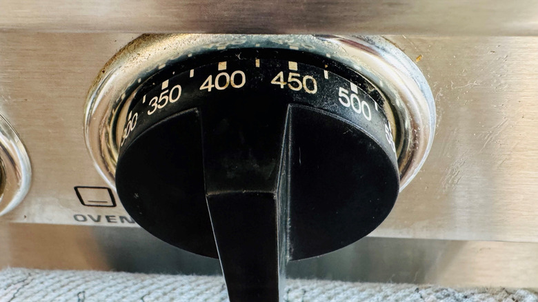 Oven knob set to 425 F
