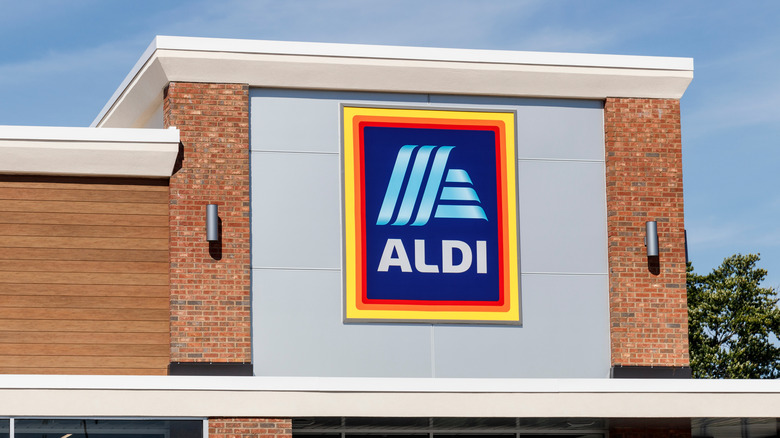 Aldi sign on storefront