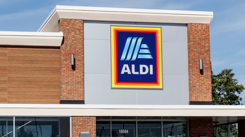 Aldi storefront sign