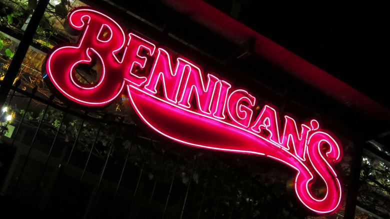 a Bennigan's sign at night