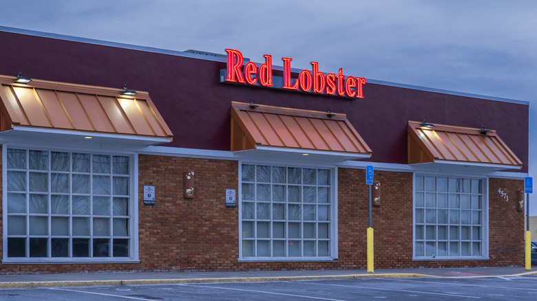 Sign on a Red Lobster restaurant