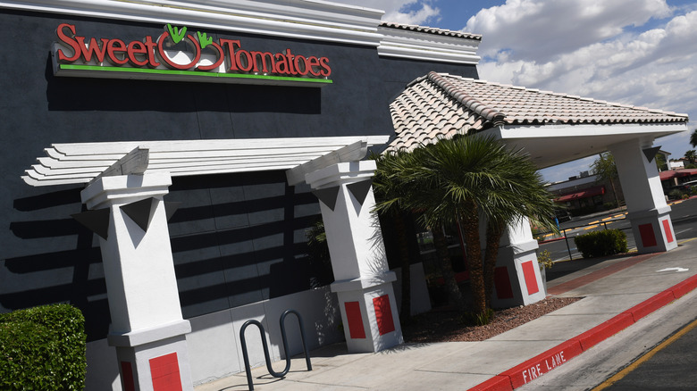 Exterior of a Sweet Tomatoes restaurant
