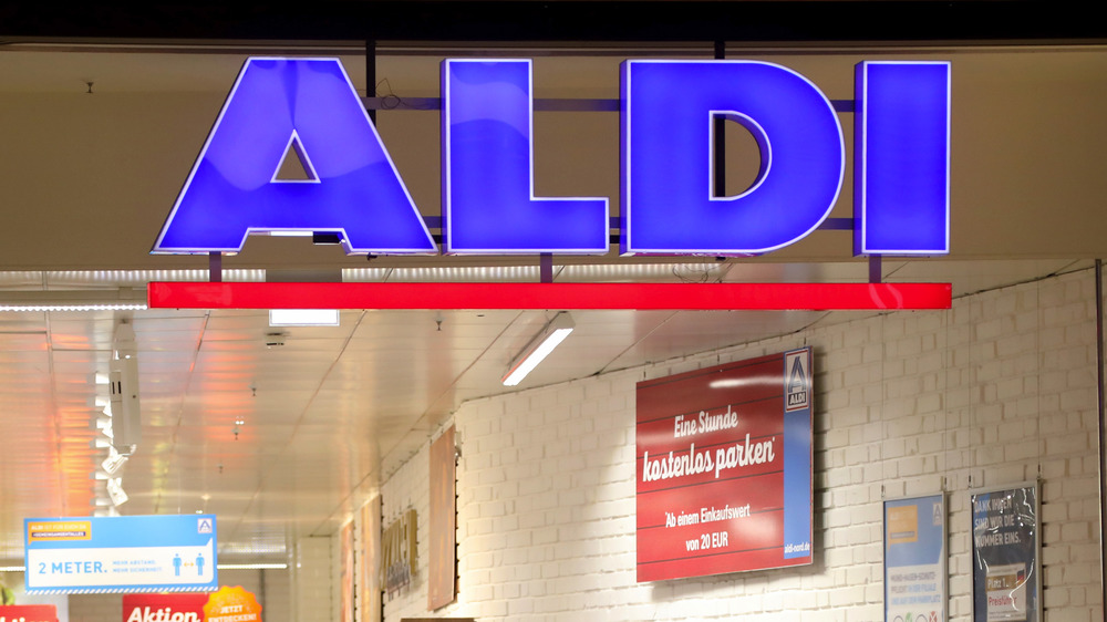 Aldi storefront sign