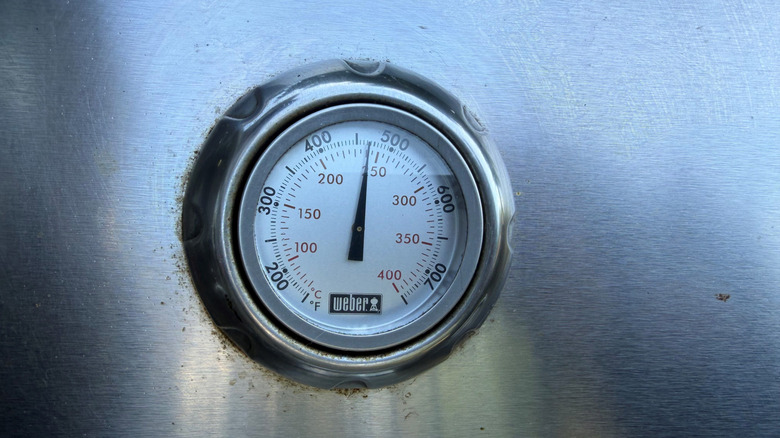 Grill temperature gauge set to 450 F