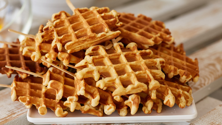 A plate of waffles