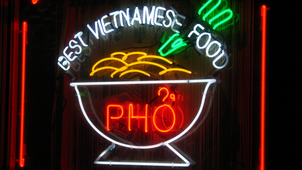 Vietnamese restaurant neon pho sign