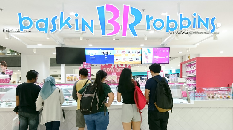 Baskin-Robbins mall storefront