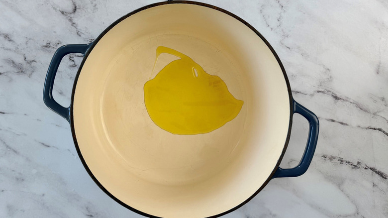Drizzle of oil in pot