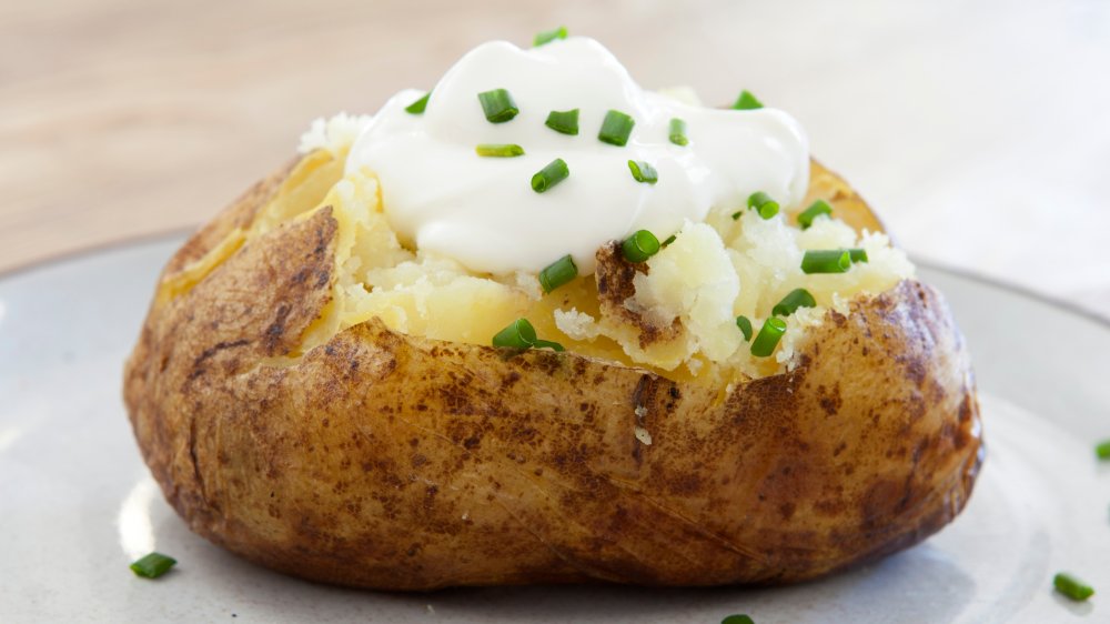 Baked potato with sour cream and chives