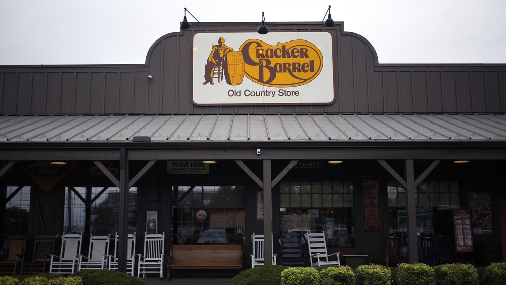 Cracker Barrel restaurant exterior