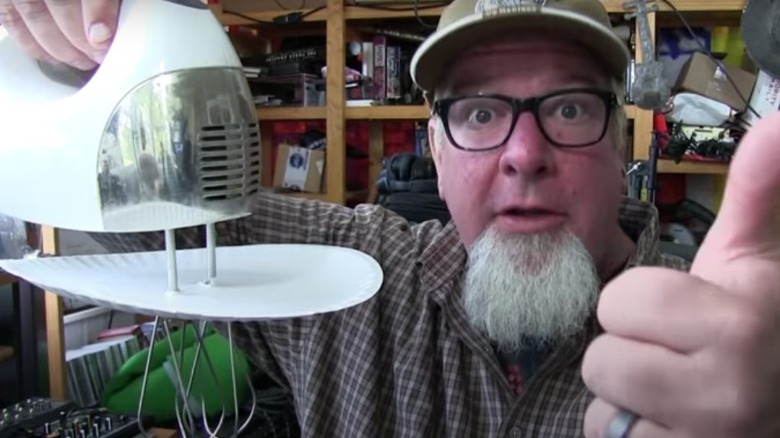 Electric mixer with paper plate