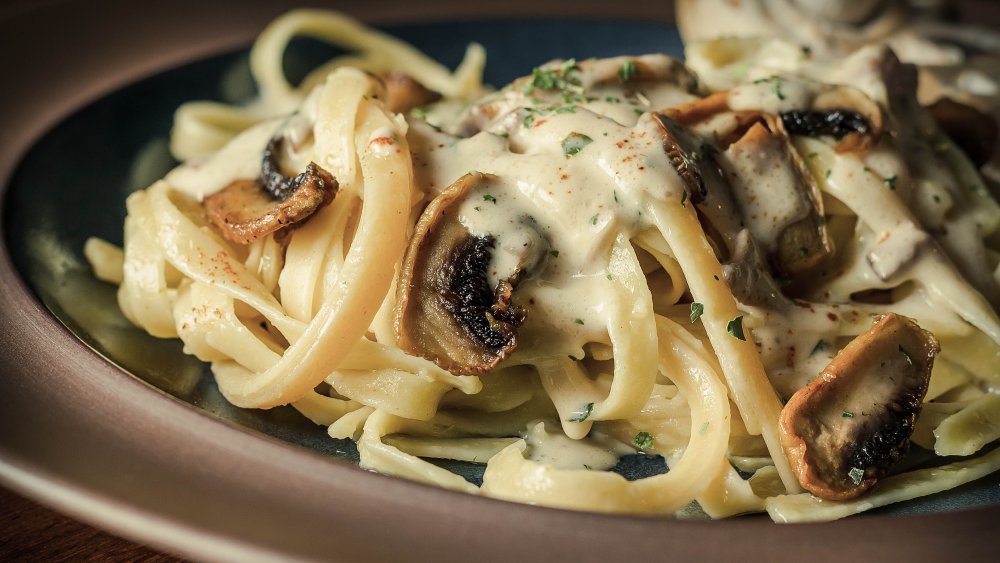 Alfredo pasta with mushrooms