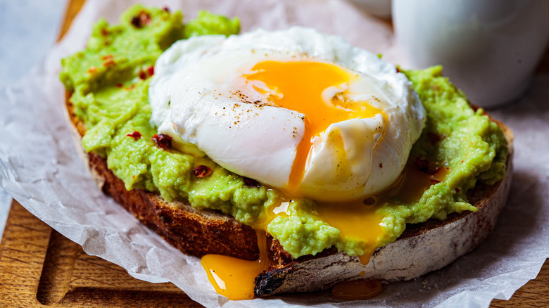 egg on avocado toast 