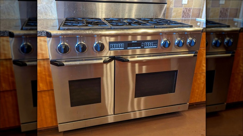 A Dacor kitchen range.