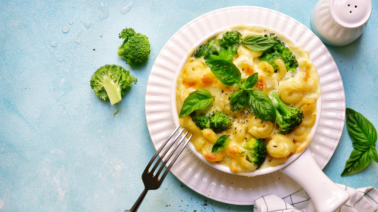 Mac and cheese with broccoli