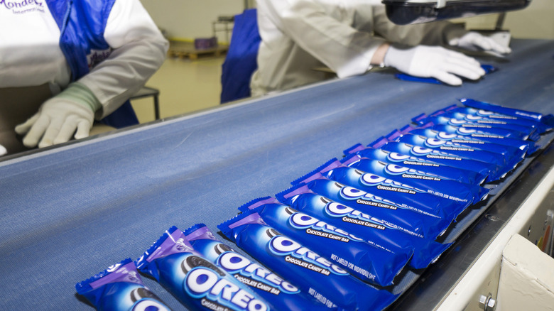 packages of oreos on conveyor belt