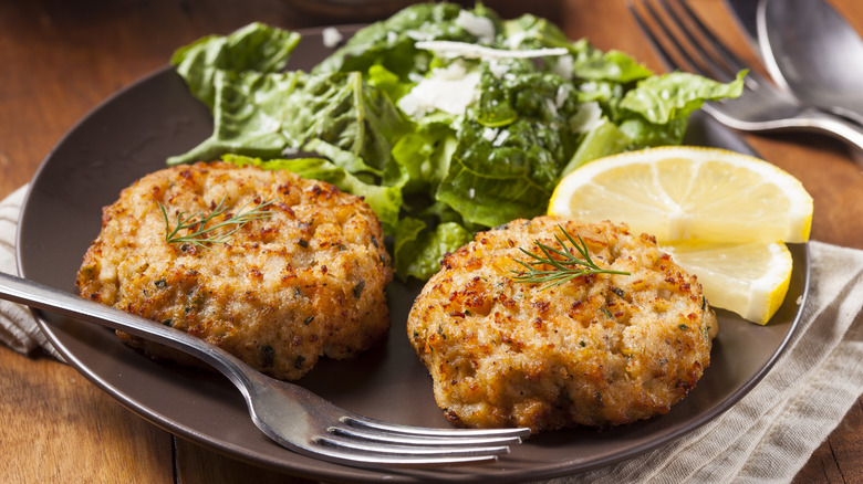 crab cakes with lemon and greens