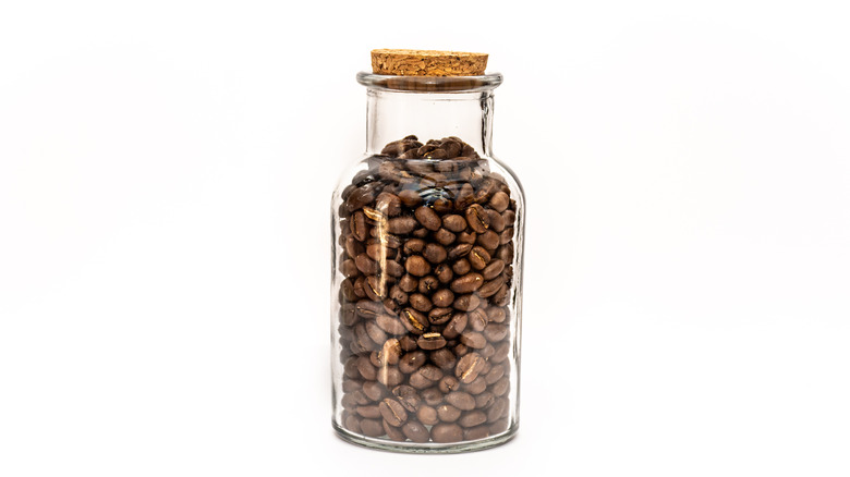 https://www.mashed.com/img/gallery/this-is-the-best-type-of-container-for-storing-coffee/store-your-coffee-in-an-airtight-container-1623941122.jpg