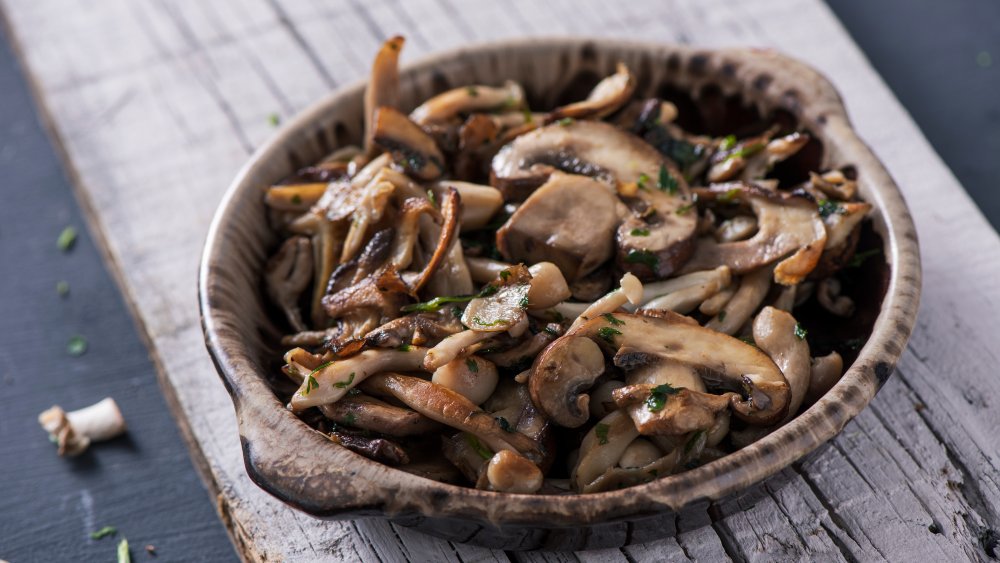 A bowl of cooked mushrooms 