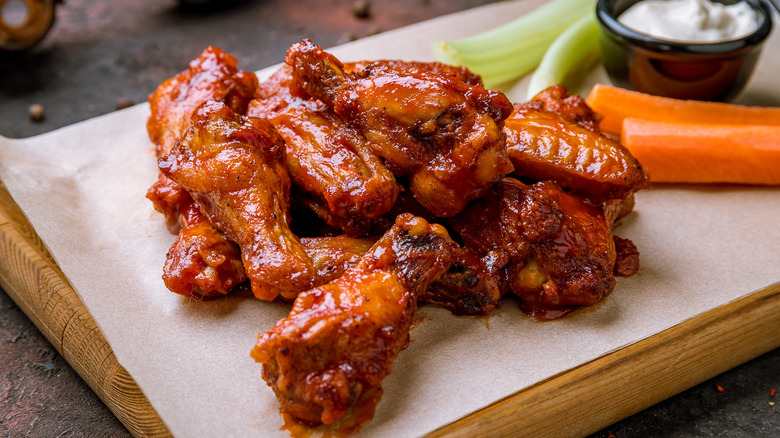 Hot wings with veggies and dip