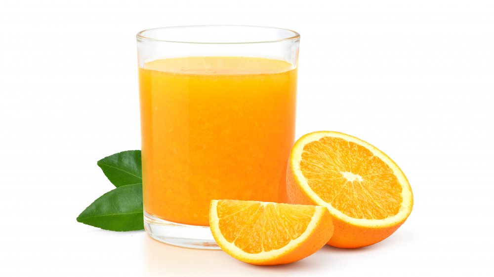 Orange juice with sliced oranges