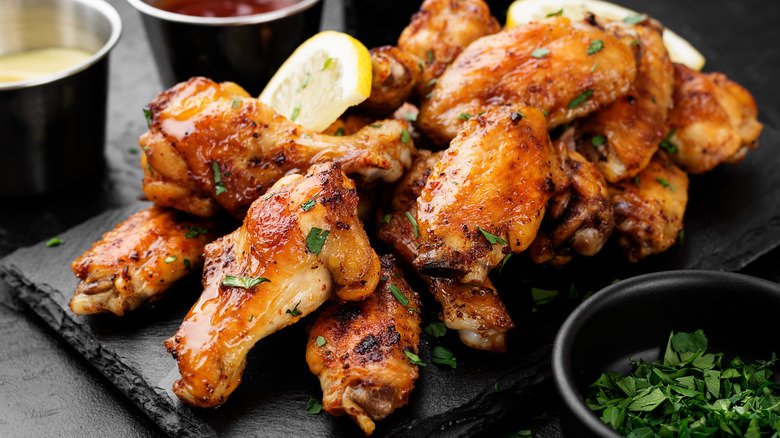 Chicken wings with lemon and garnish