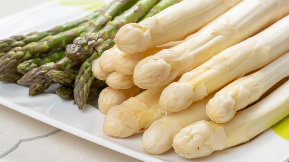 Green and white asparagus