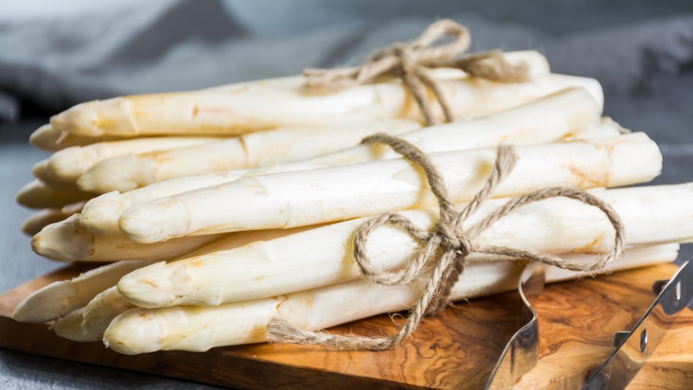 White asparagus bundle