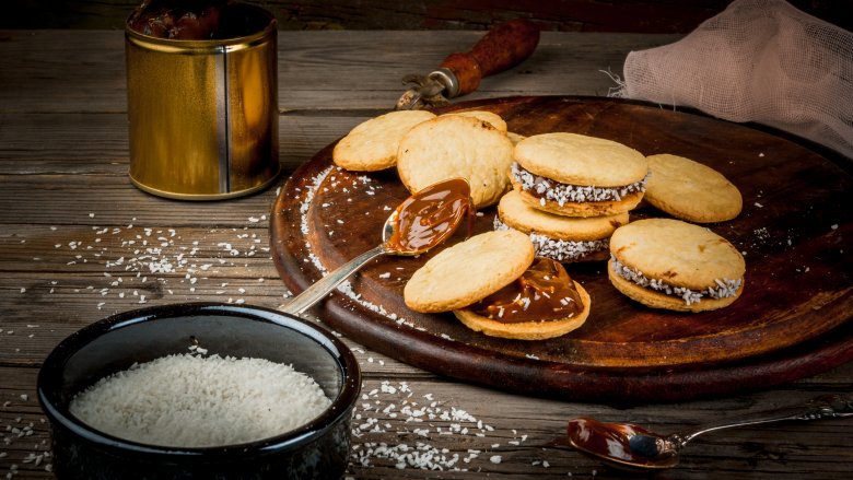 alfajores on wooden platter