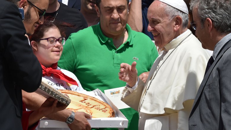 Pope Francis being presented with pizza