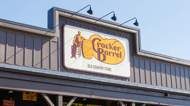 Cracker Barrel restaurant exterior