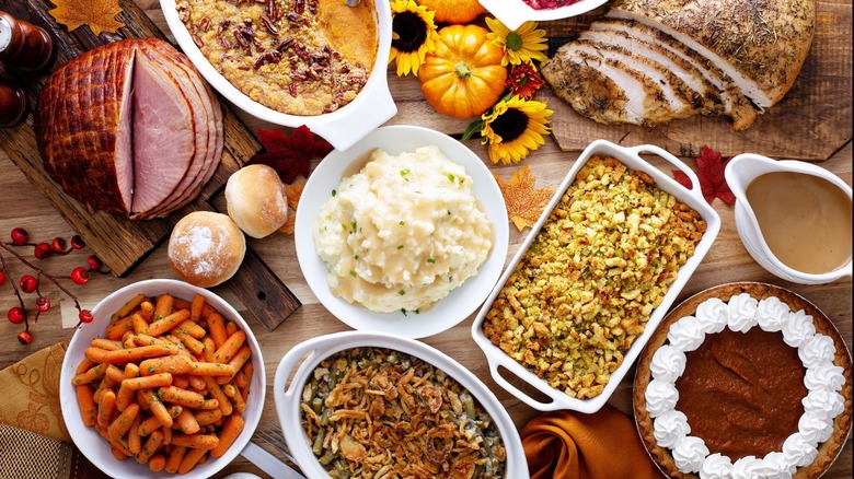 Thanksgiving foods including side dishes