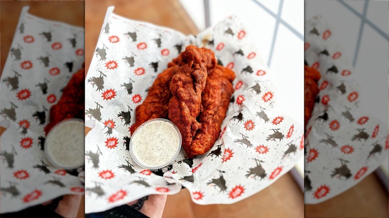 Chicken finger basket at Howlin' Ray's with sauce