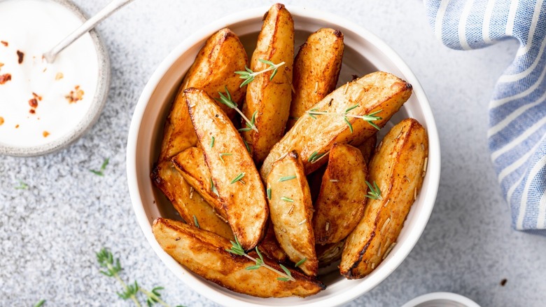potato wedges in bowl