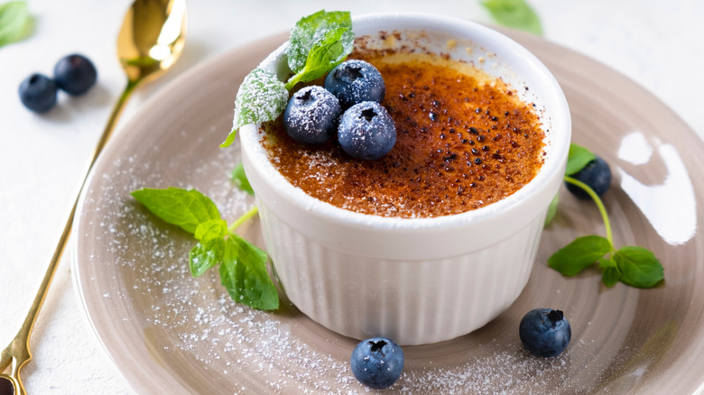 Crème brûlée with blueberries and mint