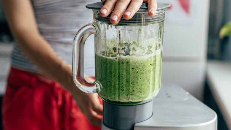 Blending green smoothie