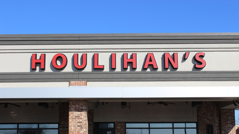 Houlihan's restaurant exterior