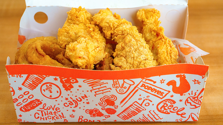 carton of fried chicken from popeye's restaurant