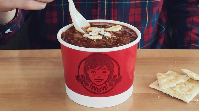 wendy's chili with crackers