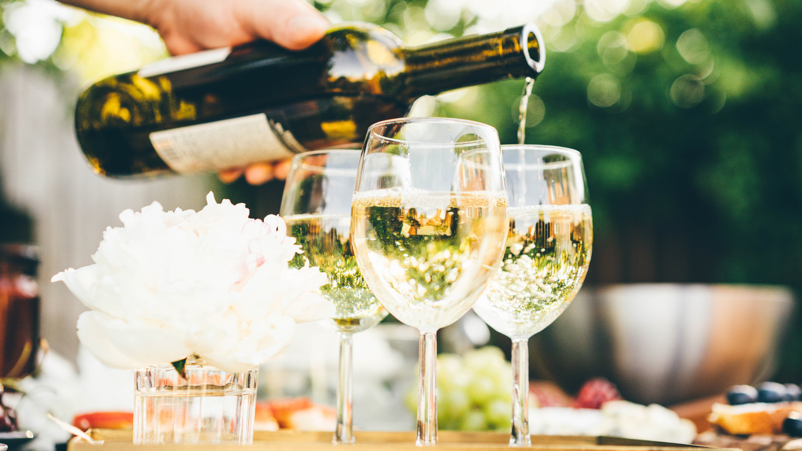 This Simple Trick Chills A Bottle Of Wine In Just 5 Minutes